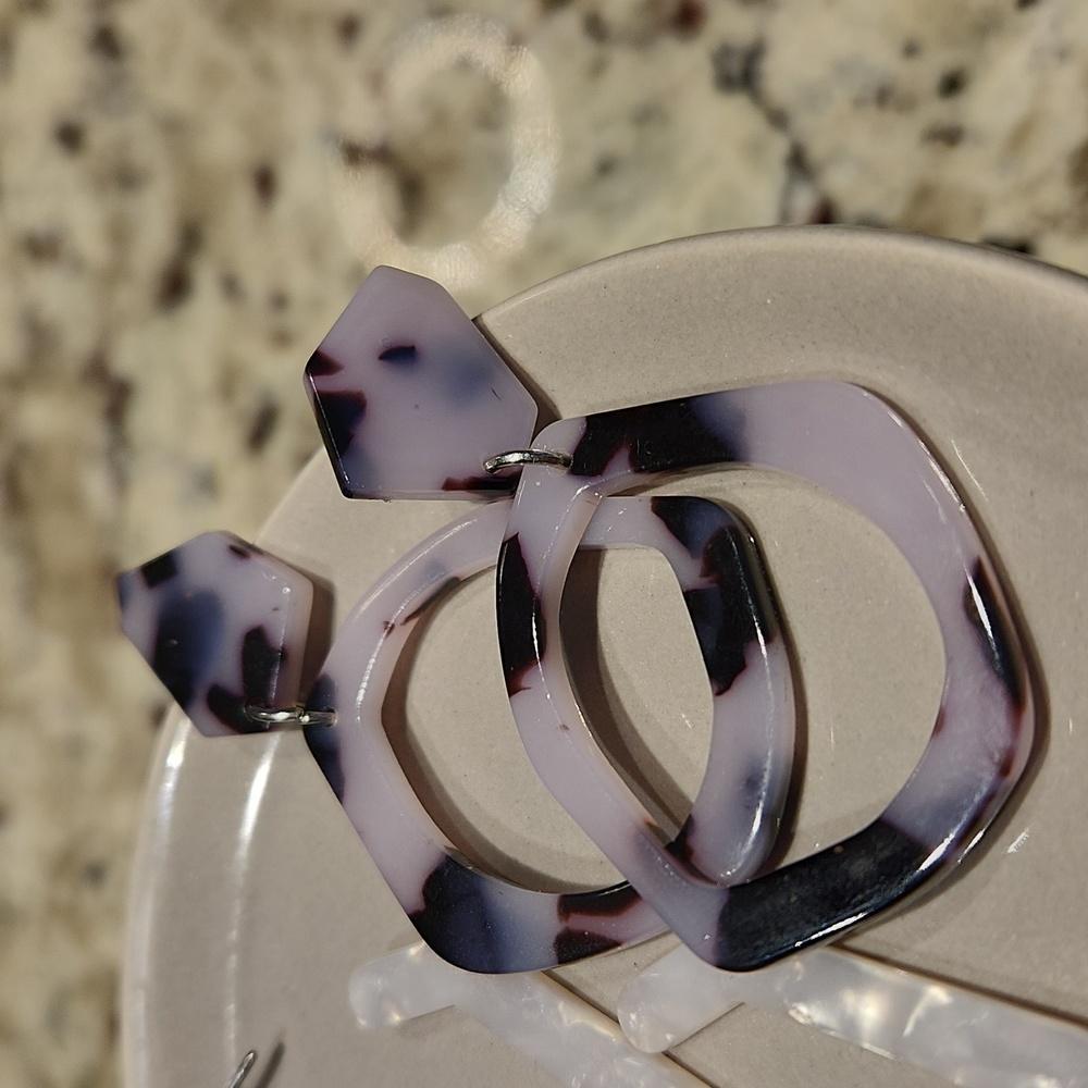 Set of 2 Acrylic Resin Lightweight Earrings Post Back White Pearl Gray Tortis